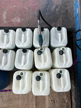 Filling gas fuel to plastic canisters at gas station can