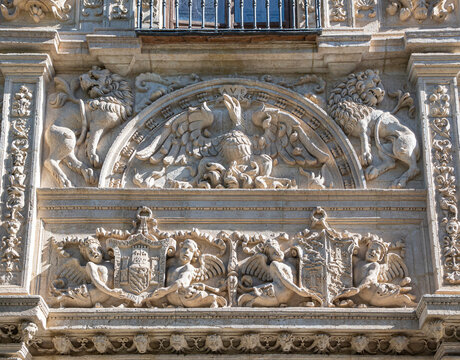 Bajorrelieve y escultura a la entrada del museo arqueológico y etnológico de Granada, España