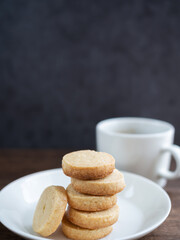 皿の上のバタークッキーとカップに入ったコーヒー