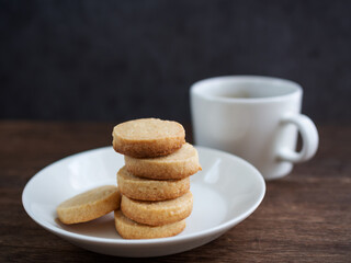 皿の上のバタークッキーとカップに入ったコーヒー