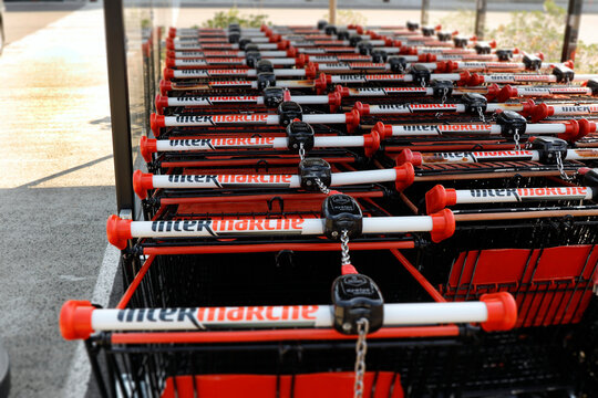 Chariot, caddie enseigne Intermarch&eacute; Les Mousquetaires