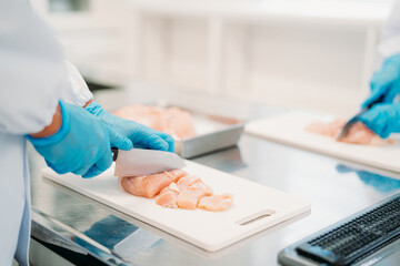精肉の食品加工の仕事をする男女（手元）  © buritora