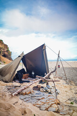 海キャンプ 青空 野営 ソロキャンプ 屋外 テント 冒険風の野営キャンプ 