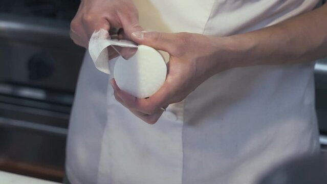 日本の料理人が大根を薄くスライスする