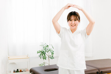 整体師・マッサージ師の日本人女性（整骨・丸）
