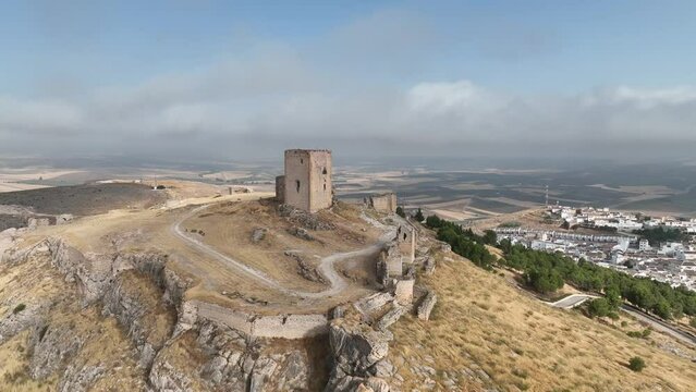 cerro donde se ubica el antiguo castillo nazar&iacute; de la Estrella en el municipio de Teba, Espa&ntilde;a