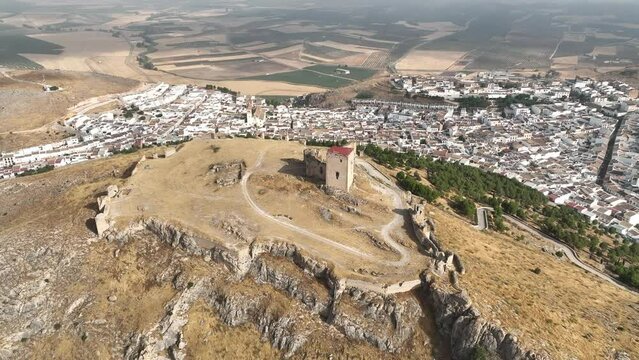 cerro donde se ubica el antiguo castillo nazar&iacute; de la Estrella en el municipio de Teba, Espa&ntilde;a