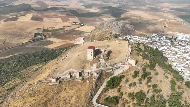 cerro donde se ubica el antiguo castillo nazar&iacute; de la Estrella en el municipio de Teba, Espa&ntilde;a