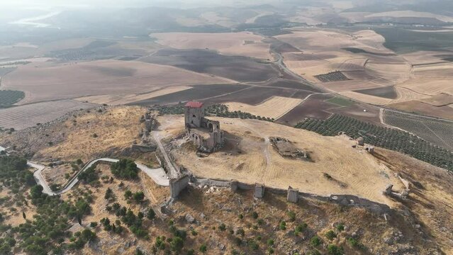 cerro donde se ubica el antiguo castillo nazar&iacute; de la Estrella en el municipio de Teba, Espa&ntilde;a