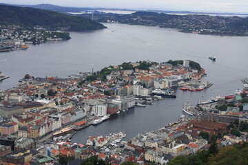 Bergen, ciudad de Noruega entre fiordos y montañas.