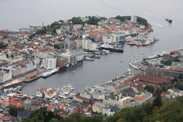 Fototapeta na wymiar Bergen, ciudad de Noruega entre fiordos y montañas.
