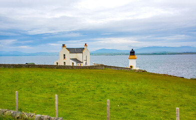 Buchten und sanften, grünen Hügeln, Landschafft schottische Hebriden-Insel Islay  mit Leuchtturm
