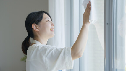 窓拭きをする女性（家事・掃除・主婦）