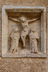 Crucifixió, bajo relive del siglo XIV, muro de poniente de la iglesia de Santa Eulália, Palma, Mallorca, balearic islands, Spain