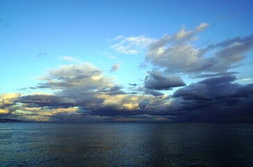 海上に広がる雲