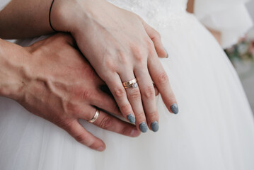 Obraz na płótnie Canvas Hands of lovers with wedding rings