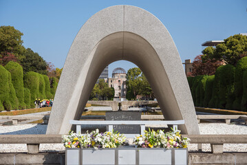 広島平和記念公園　原爆死没者慰霊碑と原爆ドーム　Memorial Cenotaph and Atomic Bomb Dome in Hiroshima Peace Memorial Park