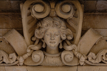 rostro femenino esculpido sobre la linde del portal  Art Nouveau,  Salón Rosa, 1910-1915, características modernistas, Felanitx, Mallorca, Spain