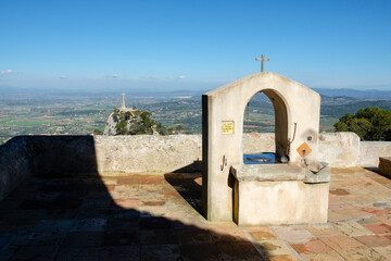 pozo de agua potable, Santuario de Sant Salvador, Felanitx, Mallorca, balearic islands, Spain - obrazy, fototapety, plakaty