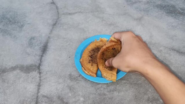 take the banana leker (leker pisang)that is on the blue plate