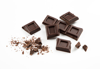 onzas de chocolate negro sobre fondo blanco