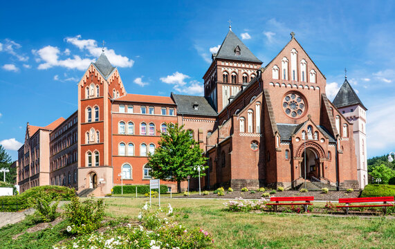 St. Wendel, Saarland, Deutschland &ndash;&nbsp;Missionshaus mit Missionskirche Frontansicht mit Park im Sommer