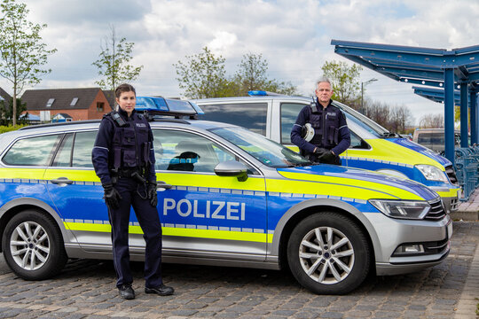 Polizistin mit Kollegen bei Polizeiwache