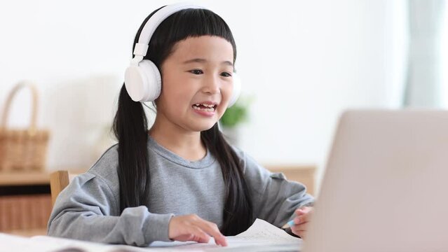 オンライン学習をする小学生の女の子 パソコン