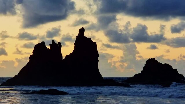 silueta de roques en la playa de Benijo, Santa Cruz de Tenerife