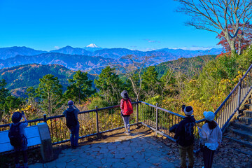 秋の東京八王子市の高尾山頂の大見晴園地から南西側方面(富士山など)