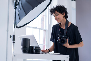 Female photographer using laptop © Cultura Creative