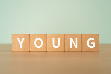 「YOUNG」と書かれたブロック
