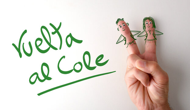 Hand with drawn students and text vuelta al cole