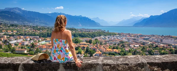 Gordijnen vrouw kijkt naar het uitzicht op de stad Montreux en het meer van Leman - Zwitserland © M.studio