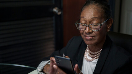Senior woman using smart phone - obrazy, fototapety, plakaty