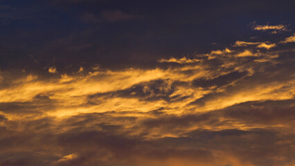 Ciel de feu, pendant le crépuscule, sous des nuages de haute altitude