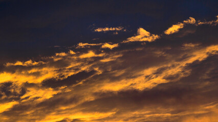 Ciel de feu, pendant le crépuscule, sous des nuages de haute altitude