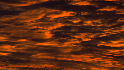 Ciel de feu, pendant le crépuscule, sous des nuages de haute altitude