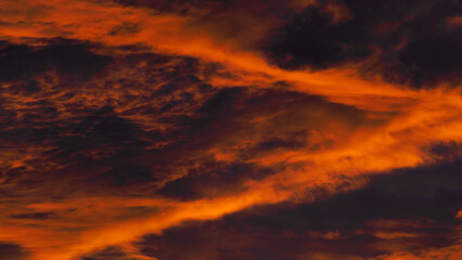 Fototapeta premium Ciel de feu, pendant le crépuscule, sous des nuages de haute altitude