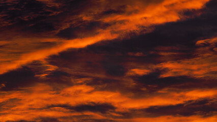 Ciel de feu, pendant le crépuscule, sous des nuages de haute altitude