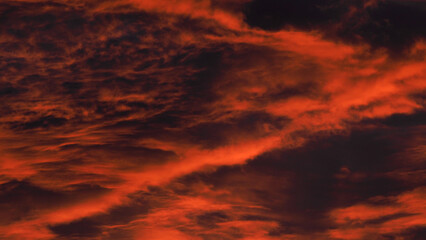 Ciel de feu, pendant le crépuscule, sous des nuages de haute altitude