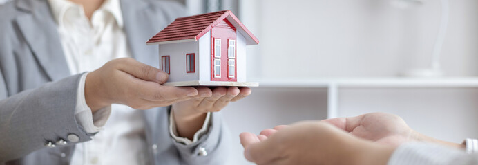 Real estate agents or sales managers hand over homes to customers who have signed home purchases with insurance, Entering into a business agreement to transfer property rights, Selling a house.