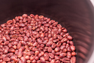 電気調理器の内釜および茹でた小豆
