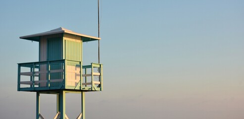 Vista de la torre de observaci&oacute;n de socorristas de la playa al atardecer	