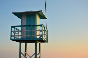 Vista de la torre de observación de socorristas de la playa al atardecer	