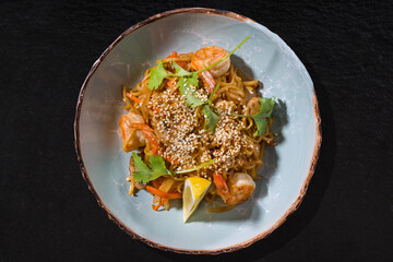 Noodles with shrimps, lemon, parsley and sesame seeds