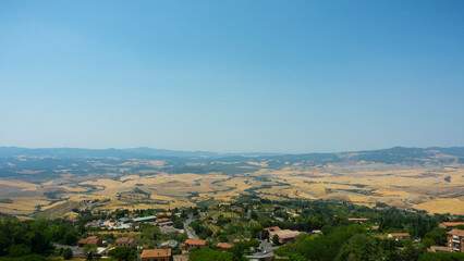 Tipico panorama toscano con colline e campi coltivati