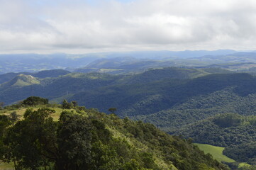 Fototapeta na wymiar Nuvens brancas sob o vale verde em Minas Gerais