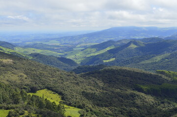 Fototapeta na wymiar Bela vista das montanhas verdes 