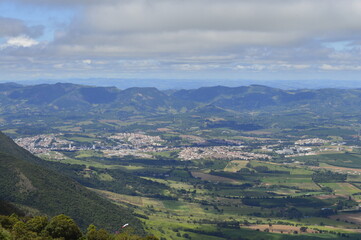 Linda vista do vale com a cidade de Andradas
